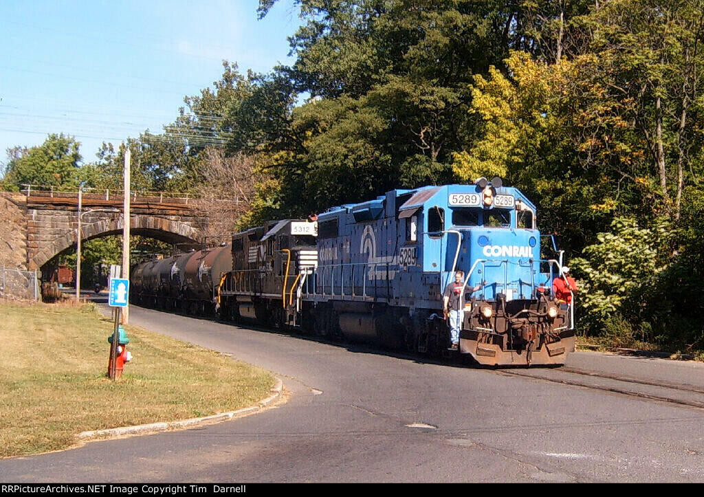 NS 5289, 5312 cruise down Delmorr Ave.